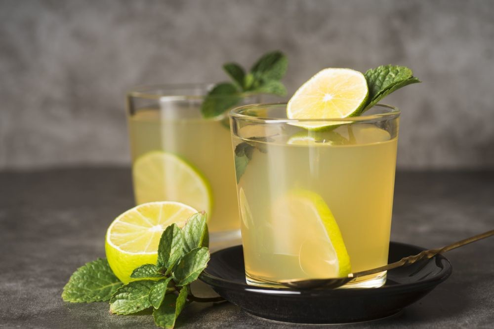 Limonada sladkana z medom je veliko bolj zdrava. (foto. freepik.com)
